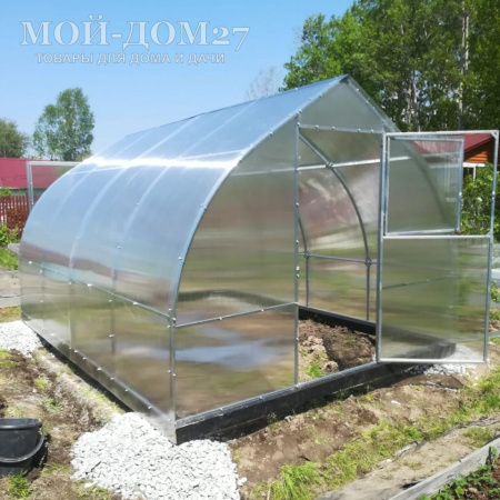 Теплица Дачница Остроконечная 4 метра с поликарбонатом | Мой-Дом27 | Каркас изготовлен из оцинкованной замкнутой трубы 30*20 мм.<br>
 Ширина - 3 метра. Высота - 2,2 метра. Длина 4 метра.&nbsp;<br>
 Выдерживаемая снеговая нагрузка - 80 кг/м2. Выдерживаемая ветровая нагрузка - до 15 м/с.&nbsp;<br>
 Расстояние между дугами 1 метр. Толщина металла 1&nbsp;мм.&nbsp;<b>Форма - капелька</b><br>